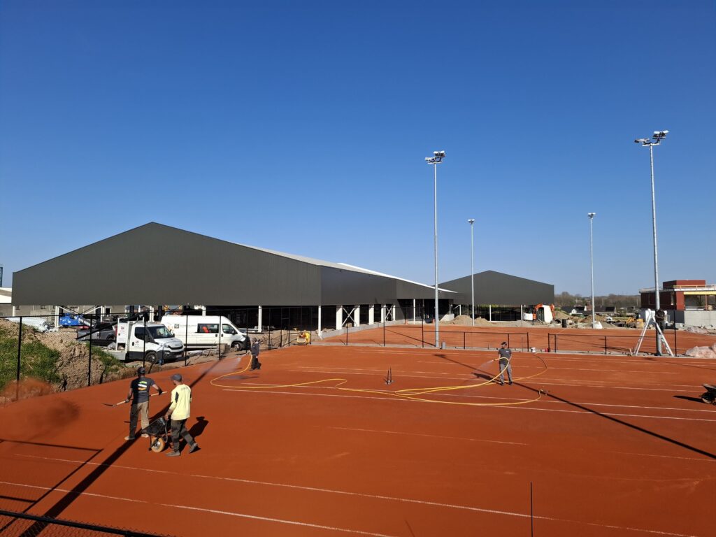 Aanleg van het tennisplein